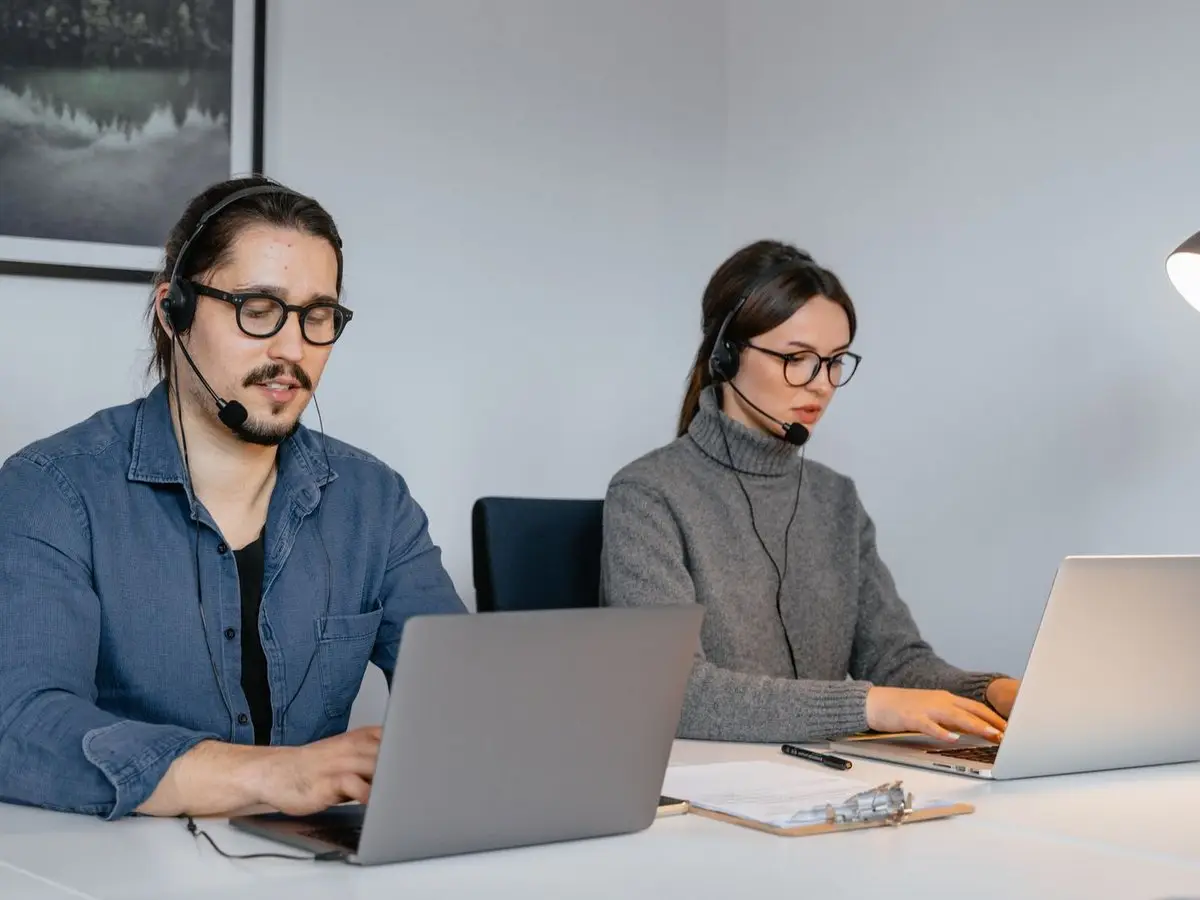 Support consultants working with headsets
